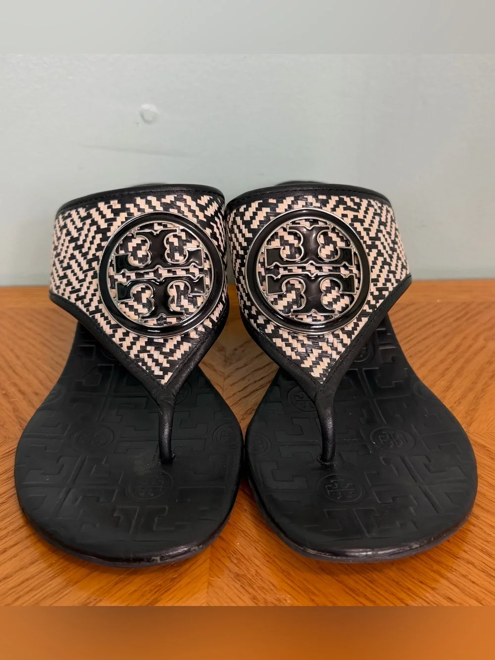 Tory Burch Fete Woven Raffia Logo Detail Thong Sandal Kitten Heel Black White